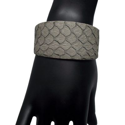 Bracelet manchette tilapia gris mat det2