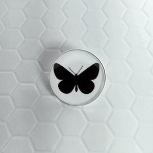 Broche badgi moth 5