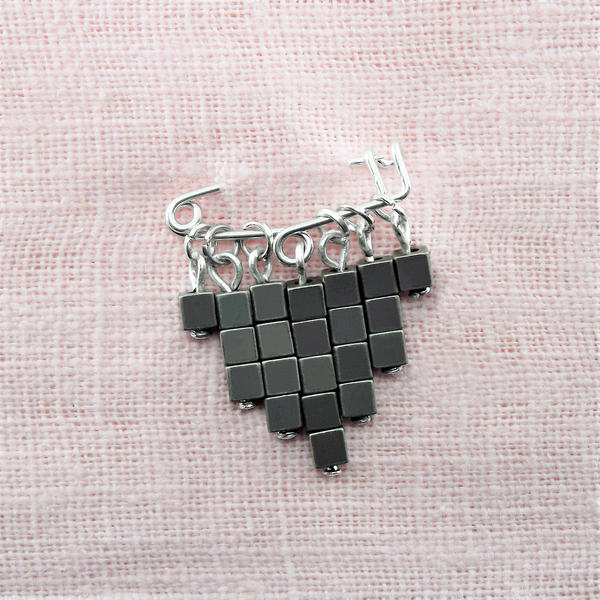 Epingle cubic hematite b 0