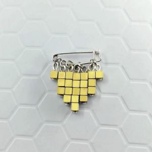 Broche Cubic or